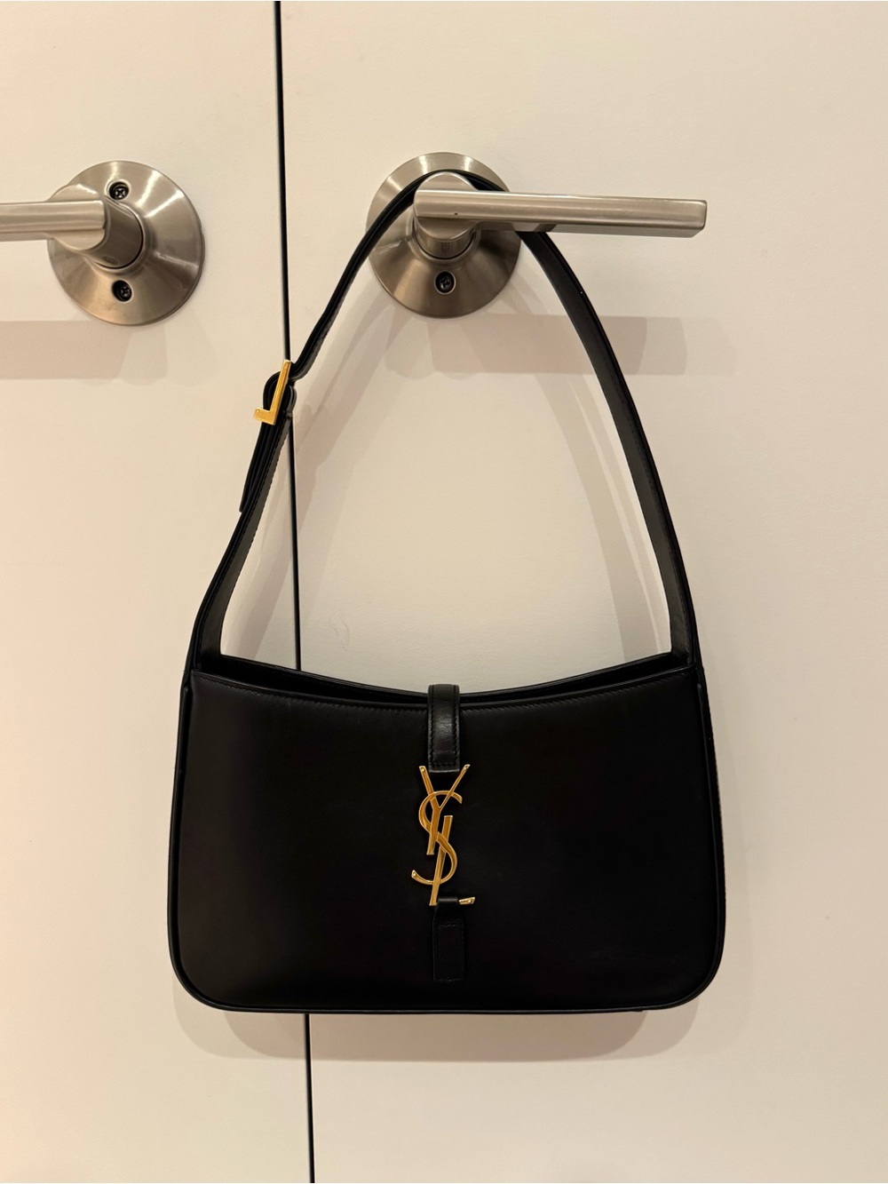 Saint Laurent Black Leather Shoulder Bag 5 à 7